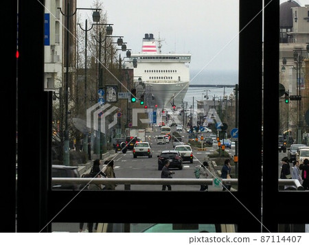 從小樽站遠眺小樽港渡輪 從小樽站遠眺小樽港渡輪 87114407