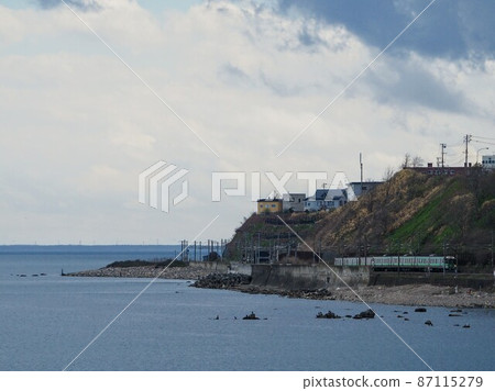 沿著石狩灣海岸行駛的函館線列車 沿著石狩灣海岸行駛的函館線列車 87115279