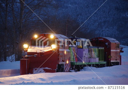 DE15 Russell stopping at Kamikawa Station on the Sekihoku Main Line DE15 Russell stopping at Kamikawa Station on the Sekihoku Main Line 87115516