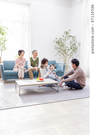 3rd generation family / 3rd generation family enjoying home time 87116586