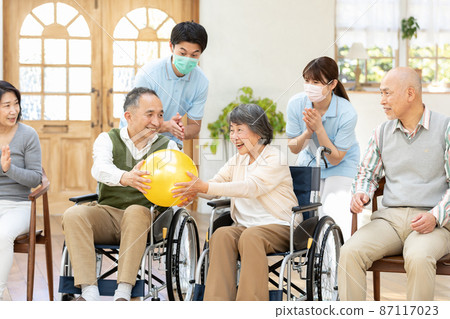 Recreation in the elderly home Recreation in the elderly home 87117023