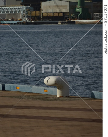 White bid with 7 to moor the ship in the harbor 87117071