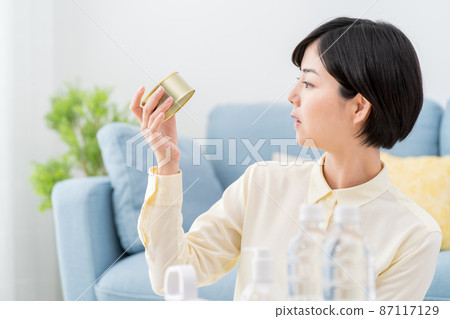 一名婦女在家中檢查緊急食品儲備 87117129