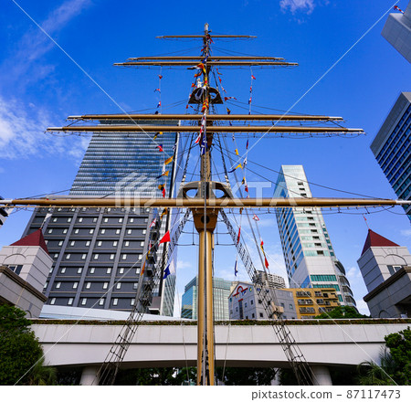 面向東京灣的竹芝碼頭公園的帆船桅杆（東京都港區） 87117473