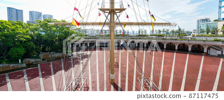 面向東京灣的竹芝碼頭公園的帆船桅杆（東京都港區） 87117475
