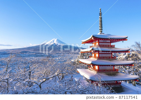 [山梨縣]積雪的荒山山仙根公園中瑞塔和富士山 87117541