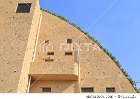 A building with an unusual design (Tajimi City Mosaic Tile Museum, Tajimi City, Gifu Prefecture) 87118125