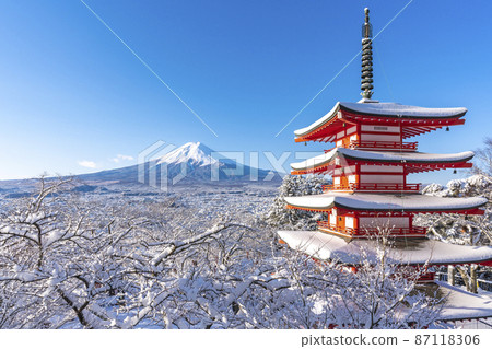 [Yamanashi Prefecture] Snow-covered Arakurayama Sengen Park Churei Pagoda and Mt. Fuji 87118306
