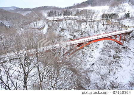 Yukiwari Bridge and Abukuma River where winter snow accumulates Yukiwari Bridge and Abukuma River where winter snow accumulates 87118564