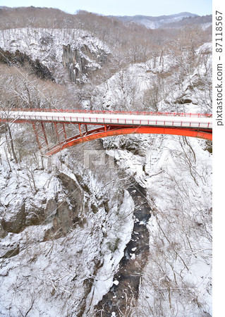 冬天積雪的行割橋和阿武隈川 冬天積雪的行割橋和阿武隈川 87118567
