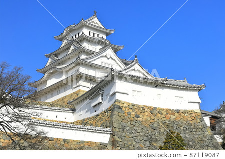 [兵庫縣]姬路城在晴朗的天氣下 87119087