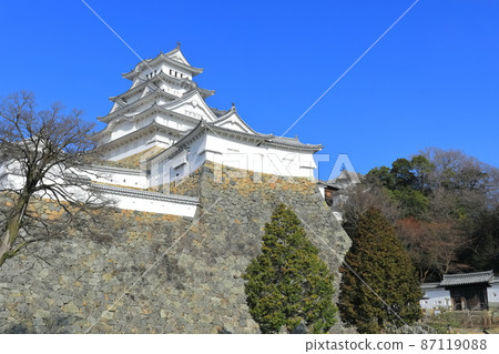 [兵庫縣]姬路城在晴朗的天氣下 87119088