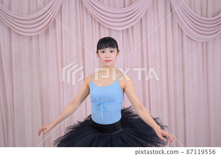 Ballerina in her twenties posing 87119556