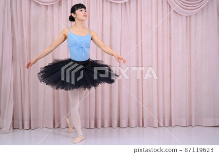 二十多歲的芭蕾舞女演員擺姿勢 87119623
