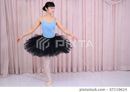 二十多歲的芭蕾舞女演員擺姿勢 87119624