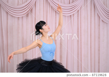 Ballerina in her twenties posing 87119628