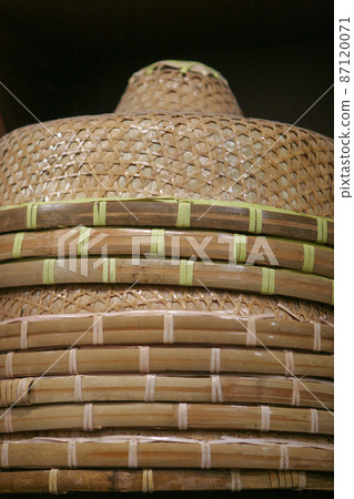 the bamboo hat  the old store, sell  household utensils shop  29 May 2005 87120071