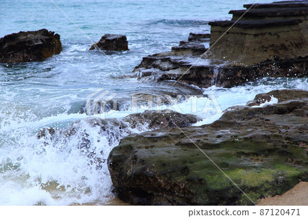 海浪拍打千葉守谷海岸的礁石 海浪拍打千葉守谷海岸的礁石 87120471