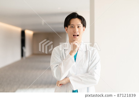 Medical image Young male doctor Shooting cooperation: LINK FOREST 87121839