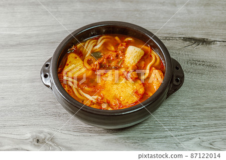 Spicy Kimchi Hot Pot Nabe Udon Dish in Black Ttukbaegi 87122014