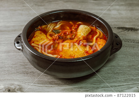 Spicy Kimchi Hot Pot Nabe Udon Dish in Black Ttukbaegi 87122015