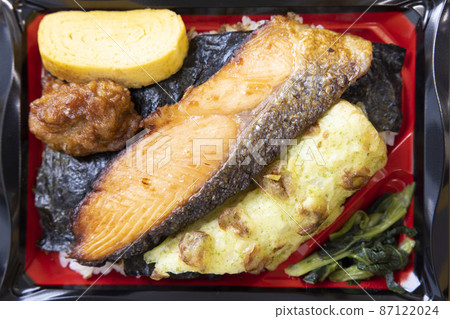 美味的海藻午餐,包括烤三文魚、油炸 chikuwa isobe、煎蛋捲和炸雞 美味的海藻午餐,包括烤三文魚、油炸 chikuwa isobe、煎蛋捲和炸雞 87122024