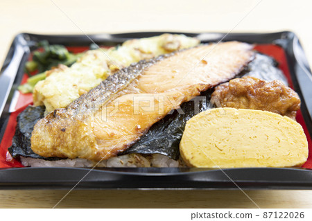 Delicious seaweed lunch with grilled salmon, fried chikuwa isobe, omelet and fried chicken 87122026