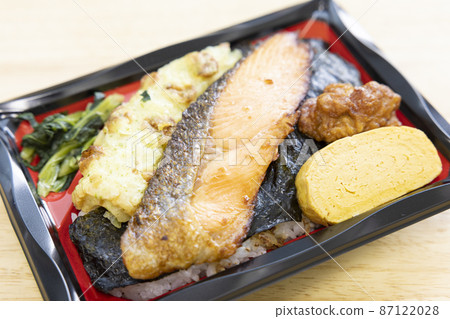 Delicious seaweed lunch with grilled salmon, fried chikuwa isobe, omelet and fried chicken 87122028