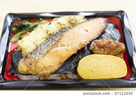 Delicious seaweed lunch with grilled salmon, fried chikuwa isobe, omelet and fried chicken 87122030