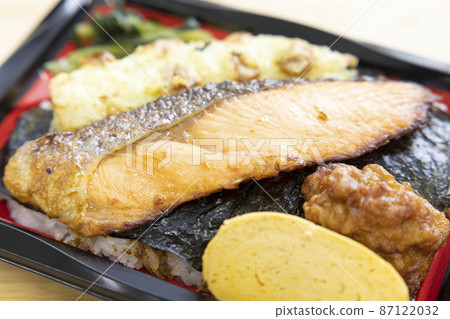 Delicious seaweed lunch with grilled salmon, fried chikuwa isobe, omelet and fried chicken 87122032