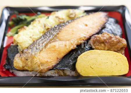 Delicious seaweed lunch with grilled salmon, fried chikuwa isobe, omelet and fried chicken 87122033