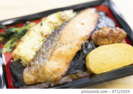 Delicious seaweed lunch with grilled salmon, fried chikuwa isobe, omelet and fried chicken 87122034