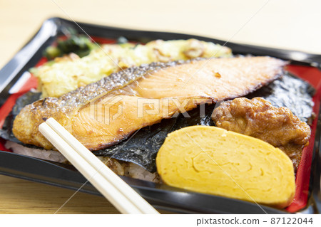 Delicious seaweed lunch with fried chikuwa isobe, grilled salmon, omelet and fried chicken 87122044