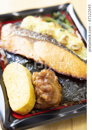 Delicious seaweed lunch with grilled salmon, fried chikuwa isobe, omelet and fried chicken 87122045