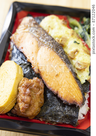 Delicious seaweed lunch with grilled salmon, fried chikuwa isobe, omelet and fried chicken 87122046