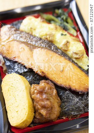 Delicious seaweed lunch with grilled salmon, fried chikuwa isobe, omelet and fried chicken 87122047