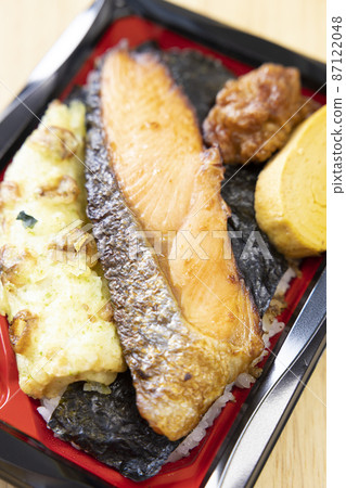 Delicious seaweed lunch with grilled salmon, fried chikuwa isobe, omelet and fried chicken 87122048