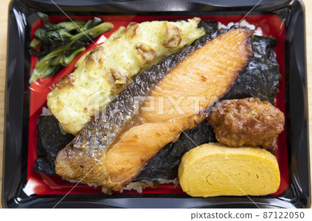 Delicious seaweed lunch with grilled salmon, fried chikuwa isobe, omelet and fried chicken 87122050