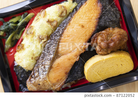 Delicious seaweed lunch with grilled salmon, fried chikuwa isobe, omelet and fried chicken 87122052