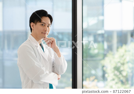 Medical image Young male doctor Shooting cooperation: LINK FOREST 87122067