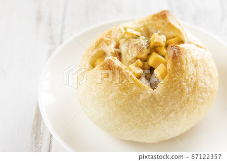 美味的切達奶酪培根法式麵包 87122357