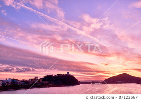 [犬山城] 夕陽下的木曾川和染成茜草色的城堡 87122667