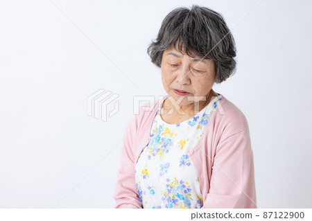 Senior women in trouble 87122900