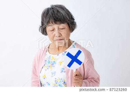 Senior female quiz smile 87123260