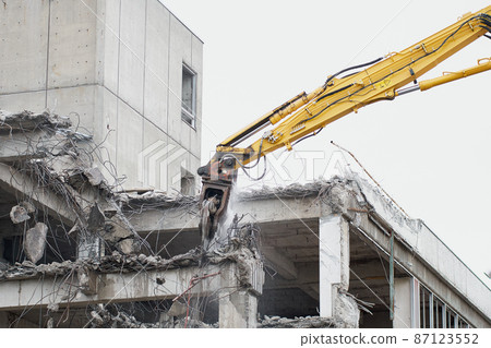 Heavy equipment for dismantling dilapidated public buildings 87123552