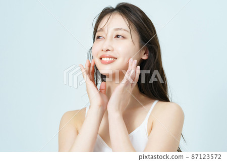 皮膚有光澤的年輕女性的美容形象 皮膚有光澤的年輕女性的美容形象 87123572