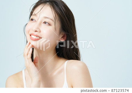 皮膚有光澤的年輕女性的美容形象 皮膚有光澤的年輕女性的美容形象 87123574