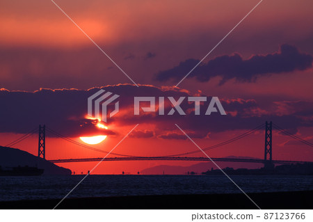 明石海峽大橋上的夕陽與雲彩的對比 87123766