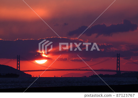 明石海峽大橋上的夕陽與雲彩的對比 87123767