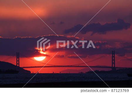 明石海峽大橋上的夕陽與雲彩的對比 87123769